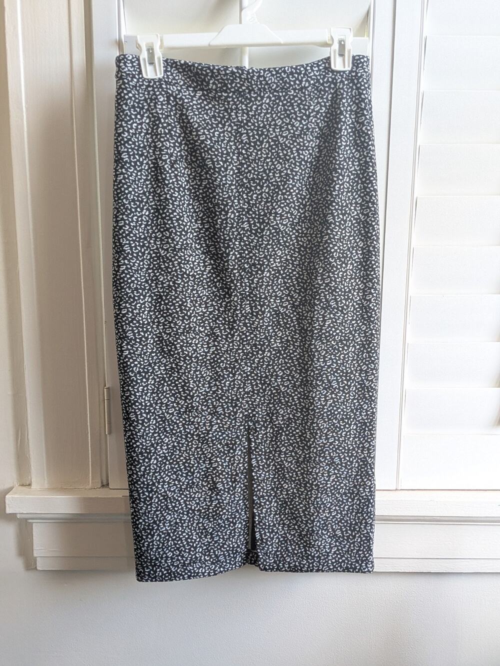 Banana Republic Women's skirt,Size 8 Black And Grey cheetah print, NWT